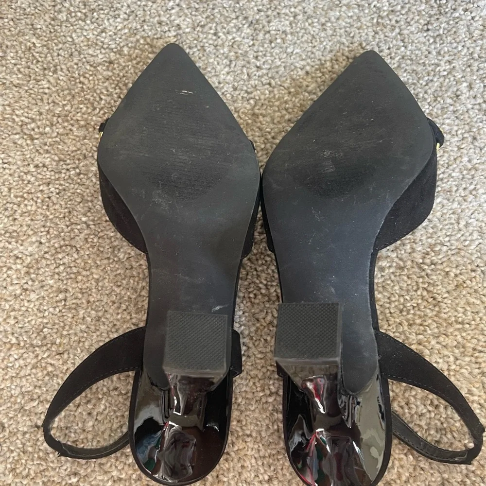 Shoe Dazzle Black Heels with Gold Chain Accent - Picture 4 of 5
